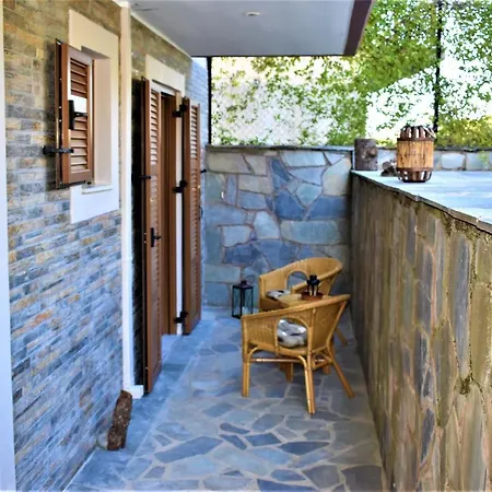 公寓 Mainades House *